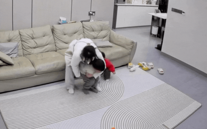 40 giây kinh hoàng của bé trai khóc ngặt vì hóc hạt, xem đến cuối clip chỉ biết run rẩy, bủn rủn chân tay- Ảnh 2. 40 giây kinh hoàng của bé trai khóc ngặt vì hóc hạt, xem đến cuối clip chỉ biết run rẩy, bủn rủn chân tay- Ảnh 2.