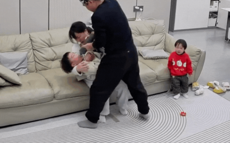 40 giây kinh hoàng của bé trai khóc ngặt vì hóc hạt, xem đến cuối clip chỉ biết run rẩy, bủn rủn chân tay- Ảnh 3. 40 giây kinh hoàng của bé trai khóc ngặt vì hóc hạt, xem đến cuối clip chỉ biết run rẩy, bủn rủn chân tay- Ảnh 3.