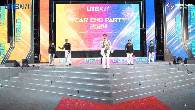 Tranh cãi cảnh tượng đám đông fan “húc đổ” rào chắn, lũ lượt chạy theo nam ca sĩ tai tiếng nhất Vbiz- Ảnh 3.