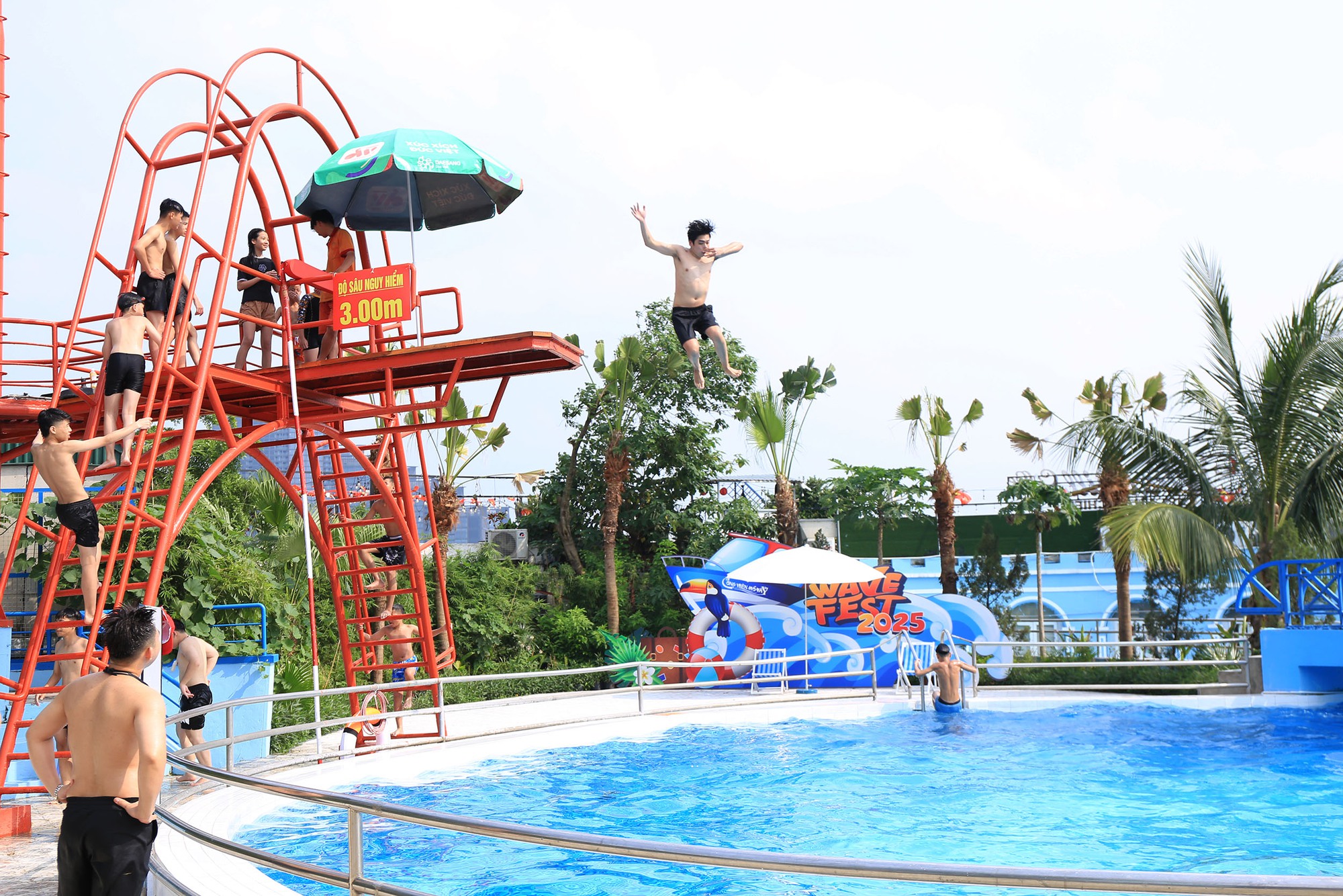 Hà Nội nắng nóng 34 độ C, hàng nghìn người đến công viên nước giải nhiệt trong ngày nghỉ lễ- Ảnh 7.