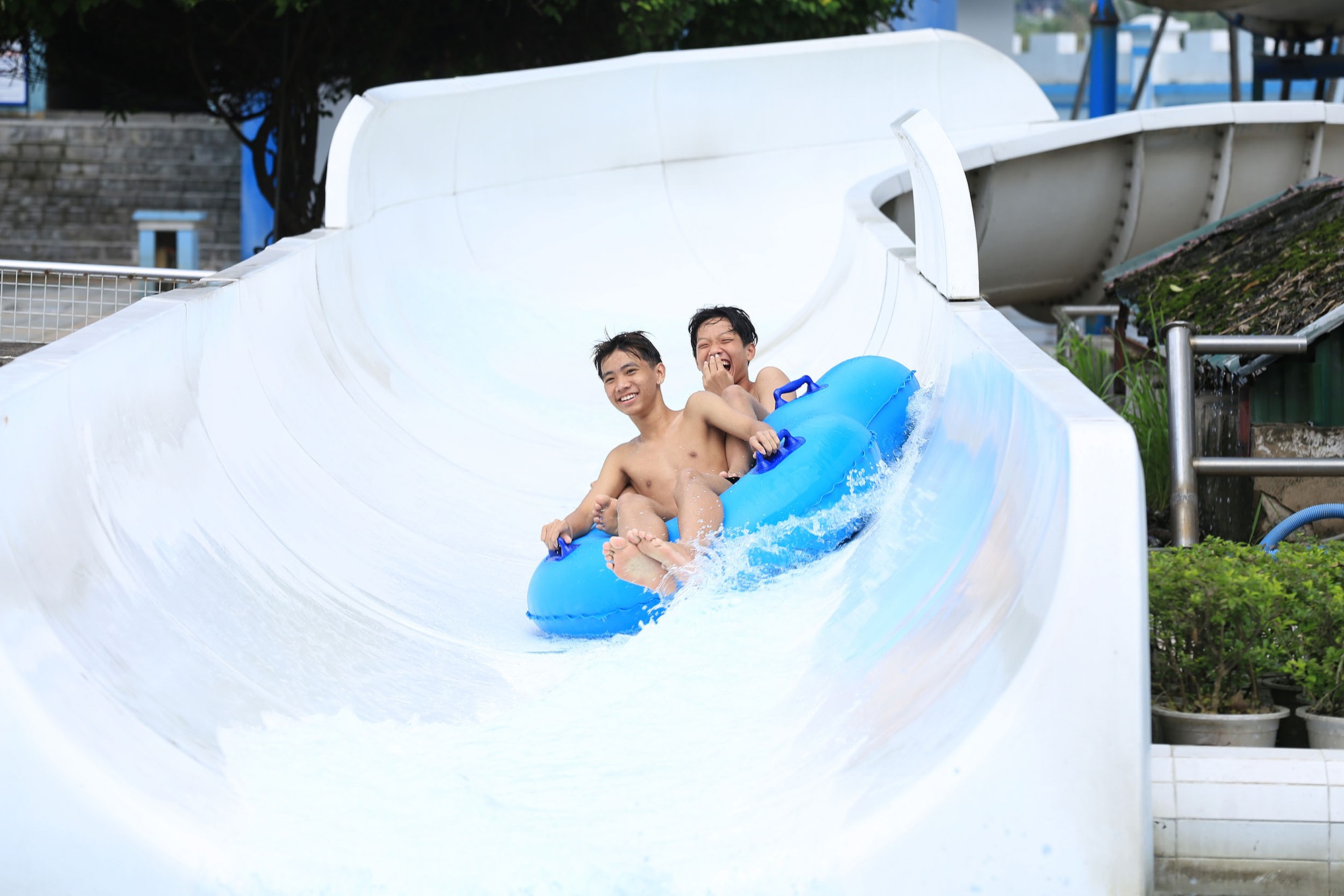 Hà Nội nắng nóng 34 độ C, hàng nghìn người đến công viên nước giải nhiệt trong ngày nghỉ lễ- Ảnh 12.