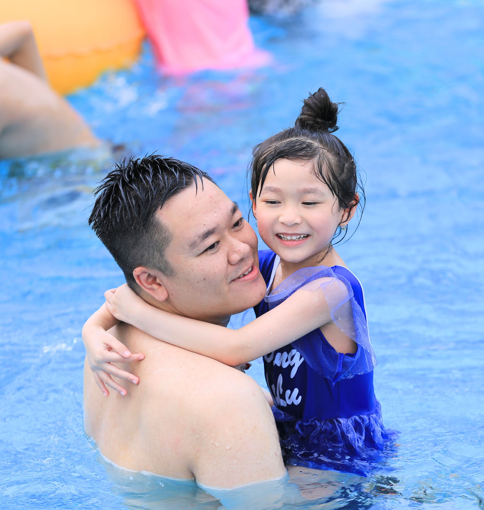 Hà Nội nắng nóng 34 độ C, hàng nghìn người đến công viên nước giải nhiệt trong ngày nghỉ lễ- Ảnh 5.