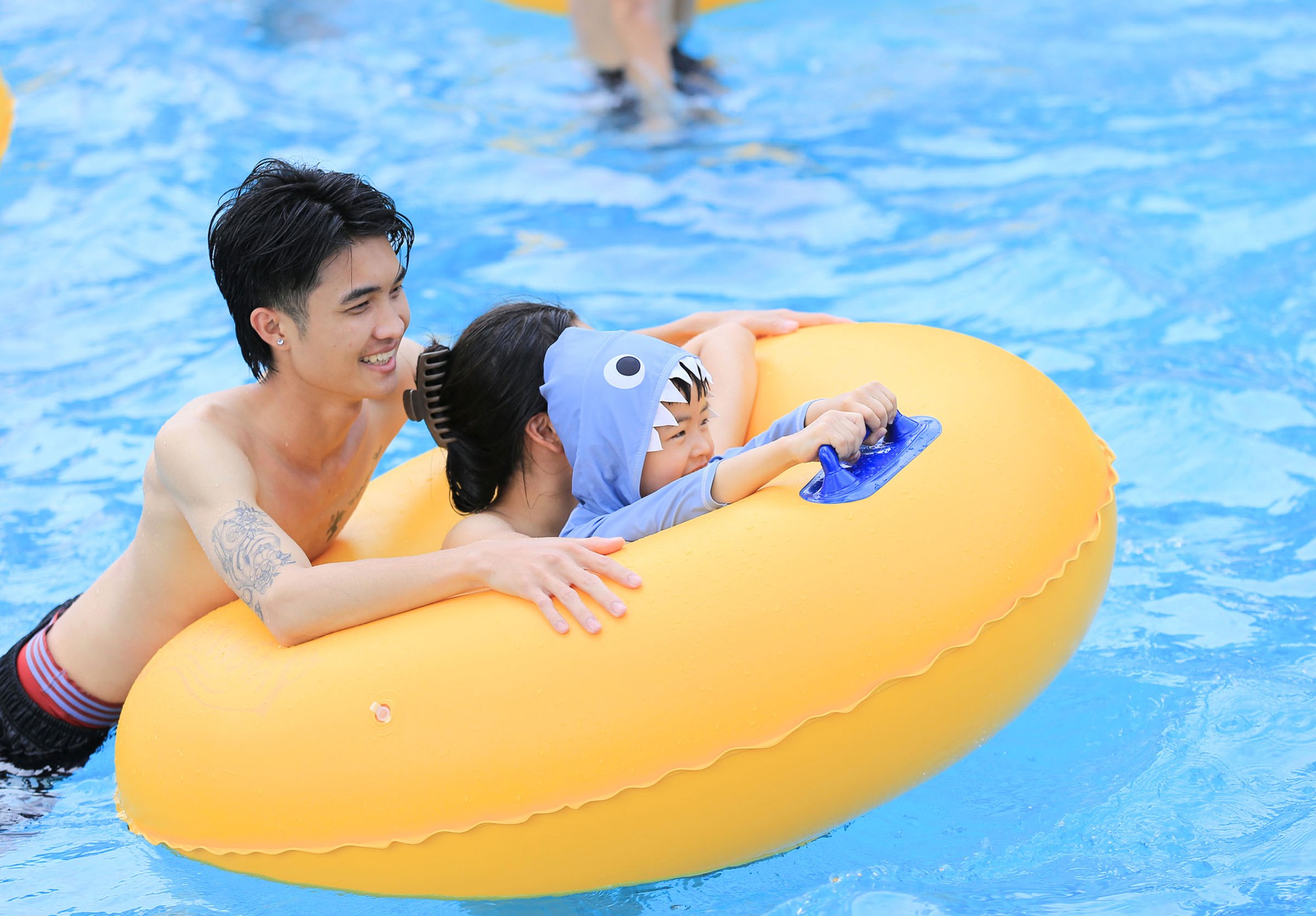 Hà Nội nắng nóng 34 độ C, hàng nghìn người đến công viên nước giải nhiệt trong ngày nghỉ lễ- Ảnh 6.