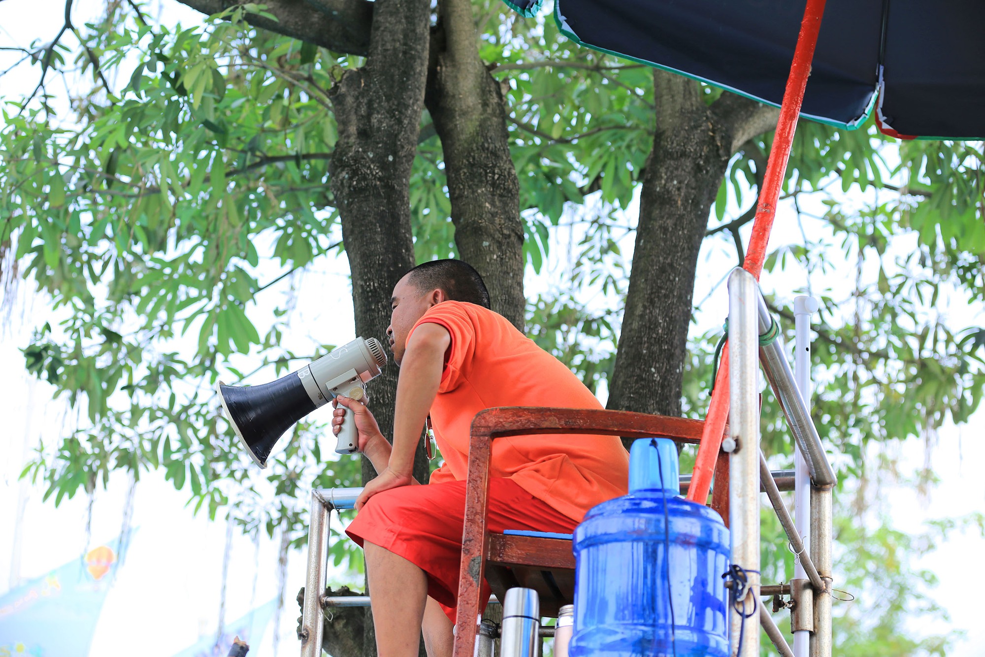 Hà Nội nắng nóng 34 độ C, hàng nghìn người đến công viên nước giải nhiệt trong ngày nghỉ lễ- Ảnh 9.
