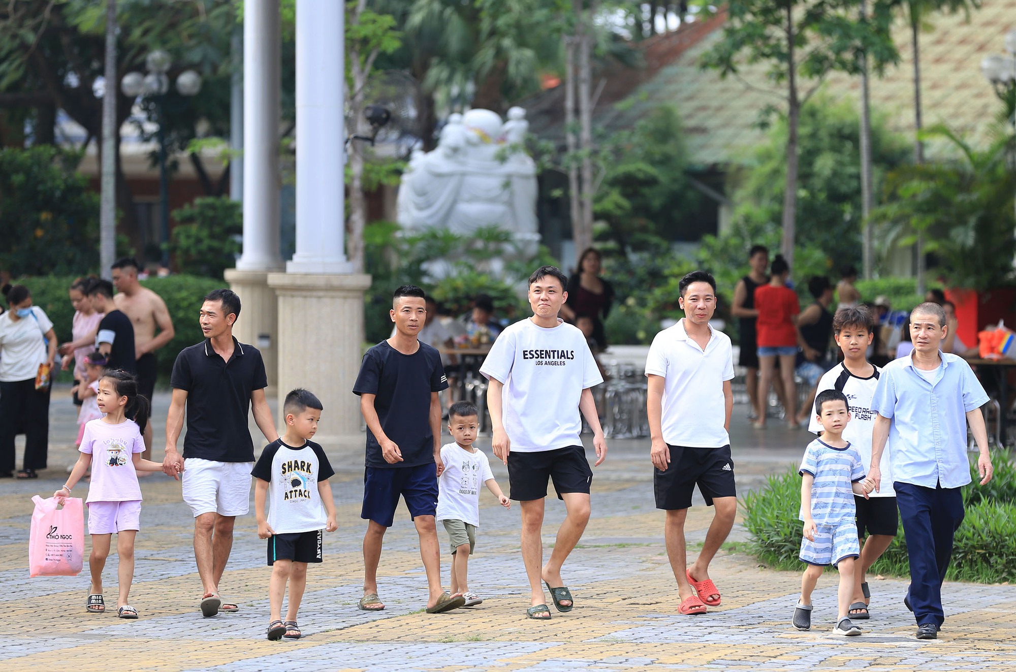 Hà Nội nắng nóng 34 độ C, hàng nghìn người đến công viên nước giải nhiệt trong ngày nghỉ lễ- Ảnh 20.