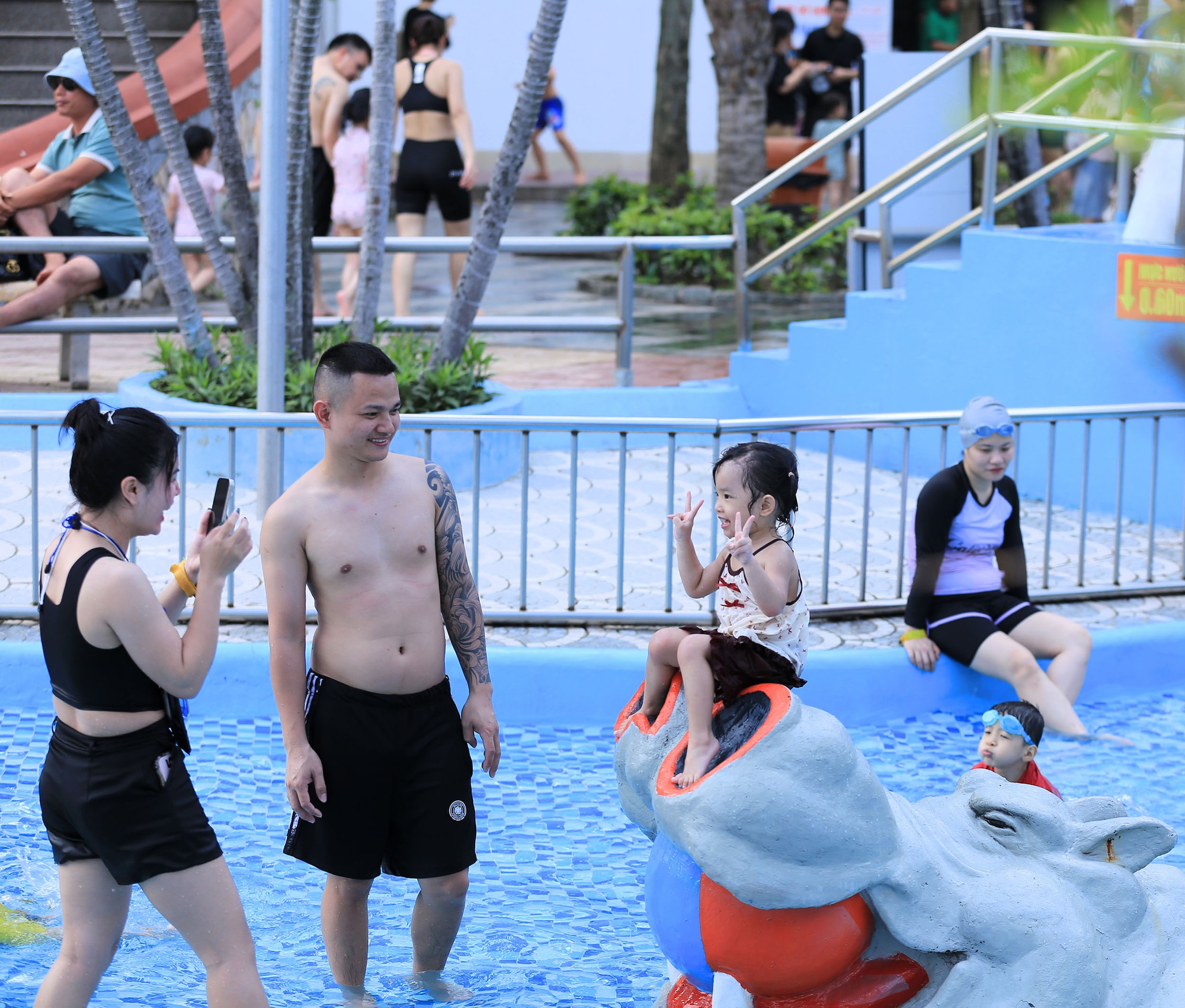 Hà Nội nắng nóng 34 độ C, hàng nghìn người đến công viên nước giải nhiệt trong ngày nghỉ lễ- Ảnh 19.