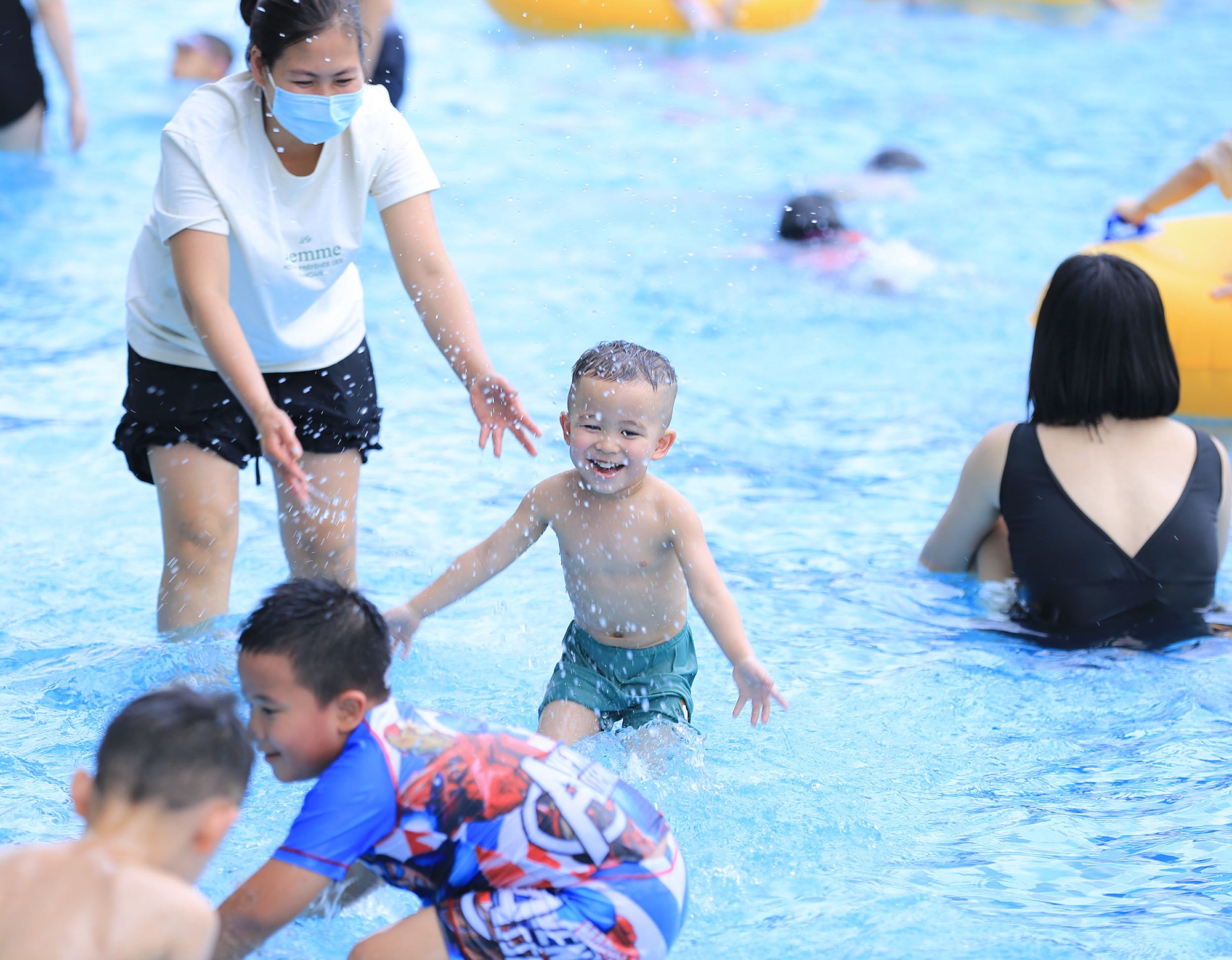 Hà Nội nắng nóng 34 độ C, hàng nghìn người đến công viên nước giải nhiệt trong ngày nghỉ lễ- Ảnh 14.