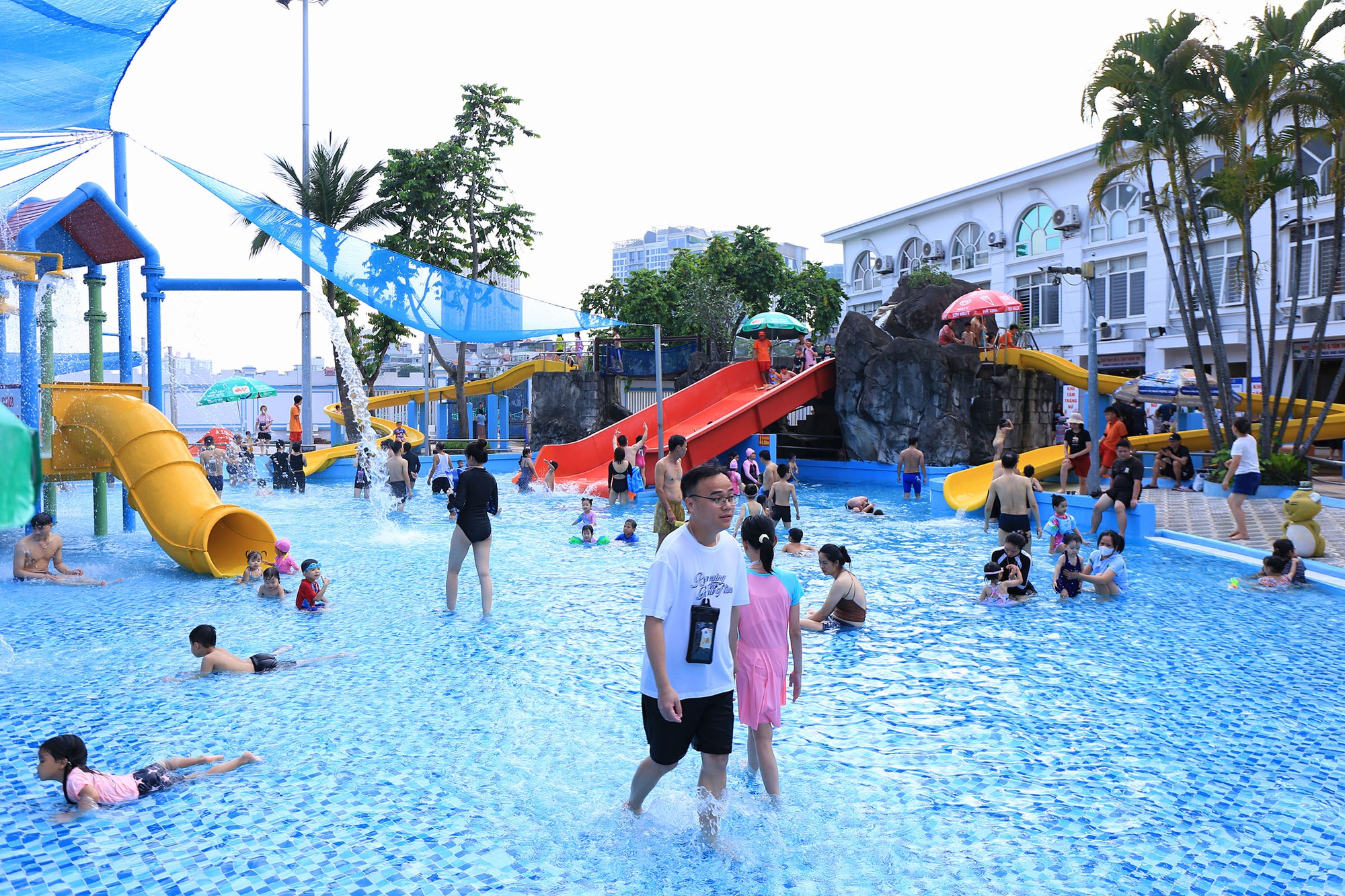 Hà Nội nắng nóng 34 độ C, hàng nghìn người đến công viên nước giải nhiệt trong ngày nghỉ lễ- Ảnh 18.