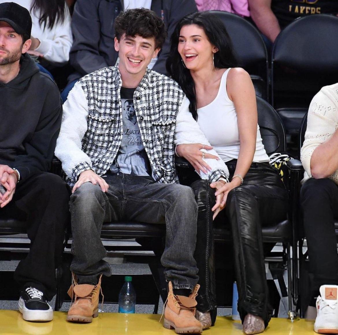 kylie-jenner-and-timothee-chalamet-courtside-for-the-lakers-v0-uusx32d2j3ye1-17461636420151788709995-1746232702833-17462327029841957373650.jpg