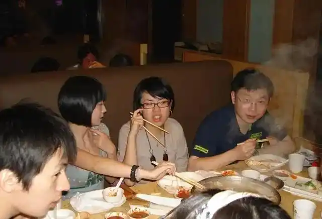 Họp lớp ở nhà hàng sang trọng, tưởng được "ăn chùa" nhờ bạn cũ đại gia, cả lớp ngỡ ngàng phút cuối vì bị chặn lại: Còn phải thanh toán 17 triệu đồng- Ảnh 1.