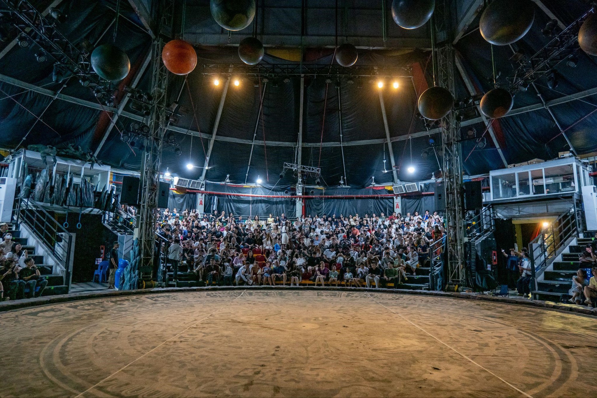 Xiếc Việt gây bão dịp lễ: Săn vé khó hơn concert, sân khấu xứng đáng 100 điểm còn diễn viên thì đẹp miễn chê- Ảnh 2.