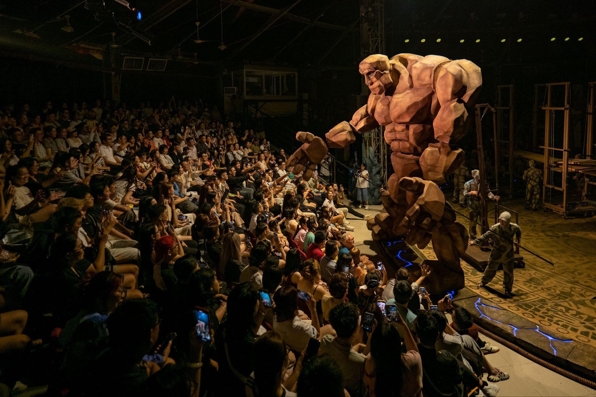 Xiếc Việt gây bão dịp lễ: Săn vé khó hơn concert, sân khấu xứng đáng 100 điểm còn diễn viên thì đẹp miễn chê- Ảnh 11.