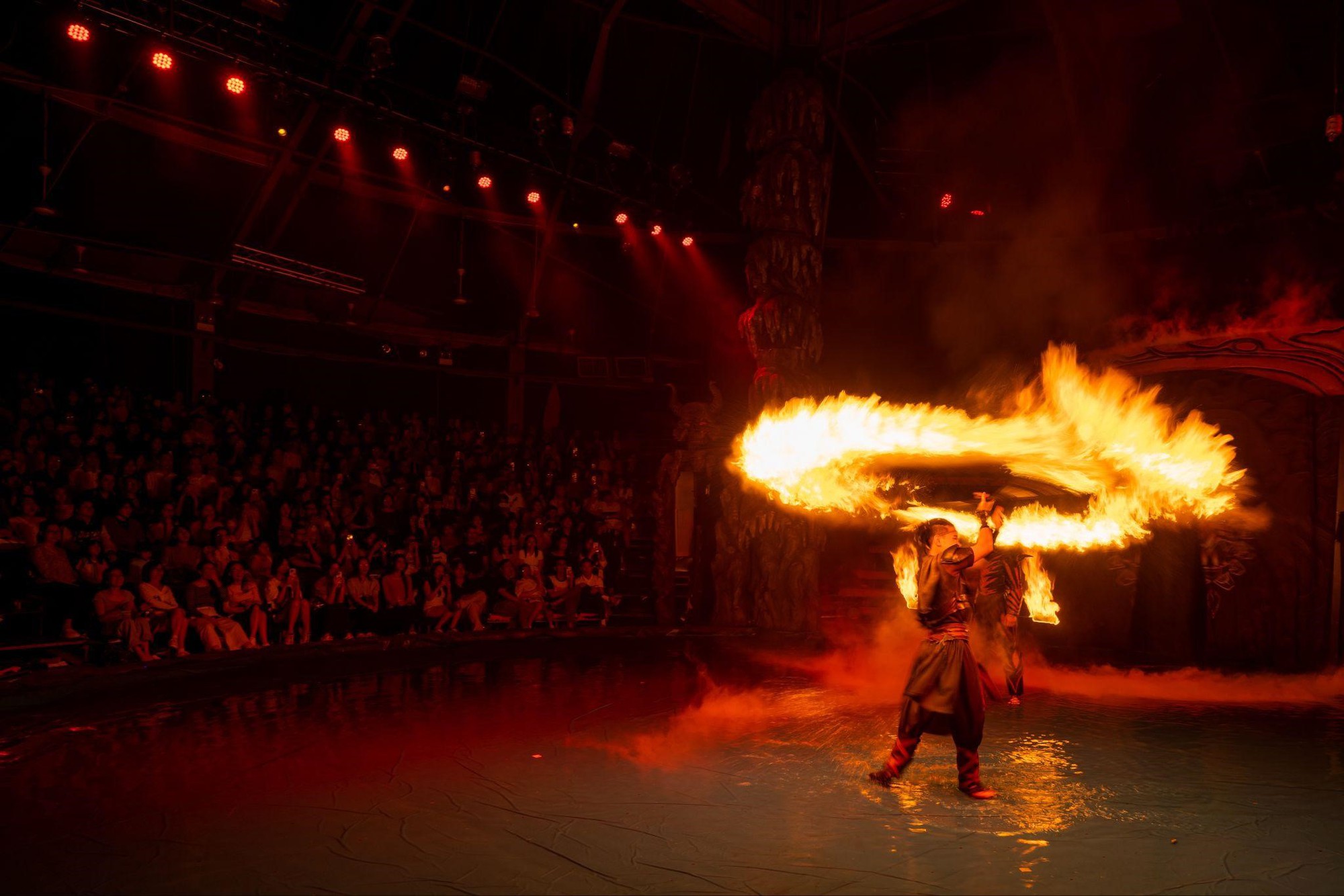 Xiếc Việt gây bão dịp lễ: Săn vé khó hơn concert, sân khấu xứng đáng 100 điểm còn diễn viên thì đẹp miễn chê- Ảnh 15.