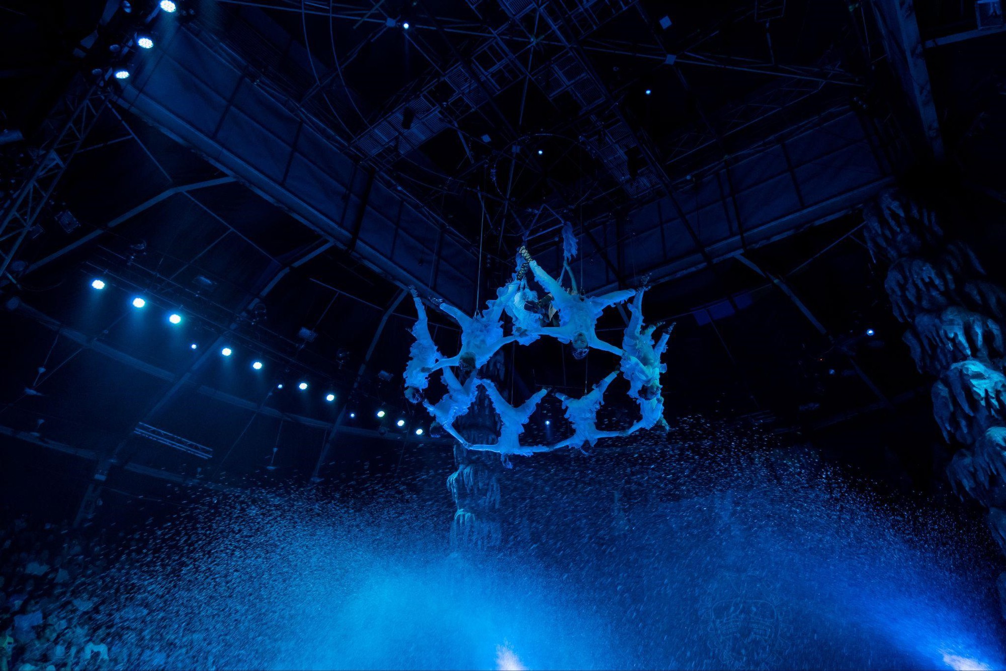 Xiếc Việt gây bão dịp lễ: Săn vé khó hơn concert, sân khấu xứng đáng 100 điểm còn diễn viên thì đẹp miễn chê- Ảnh 18.
