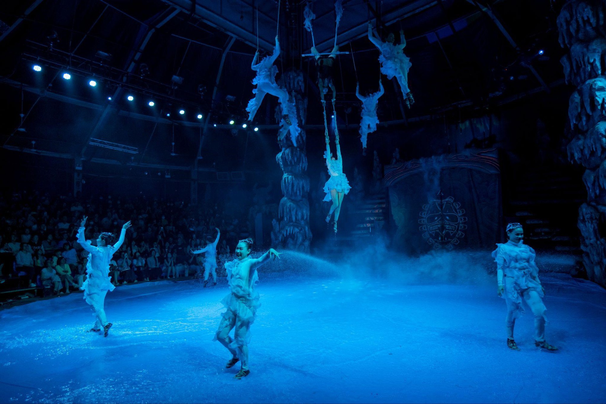Xiếc Việt gây bão dịp lễ: Săn vé khó hơn concert, sân khấu xứng đáng 100 điểm còn diễn viên thì đẹp miễn chê- Ảnh 19.