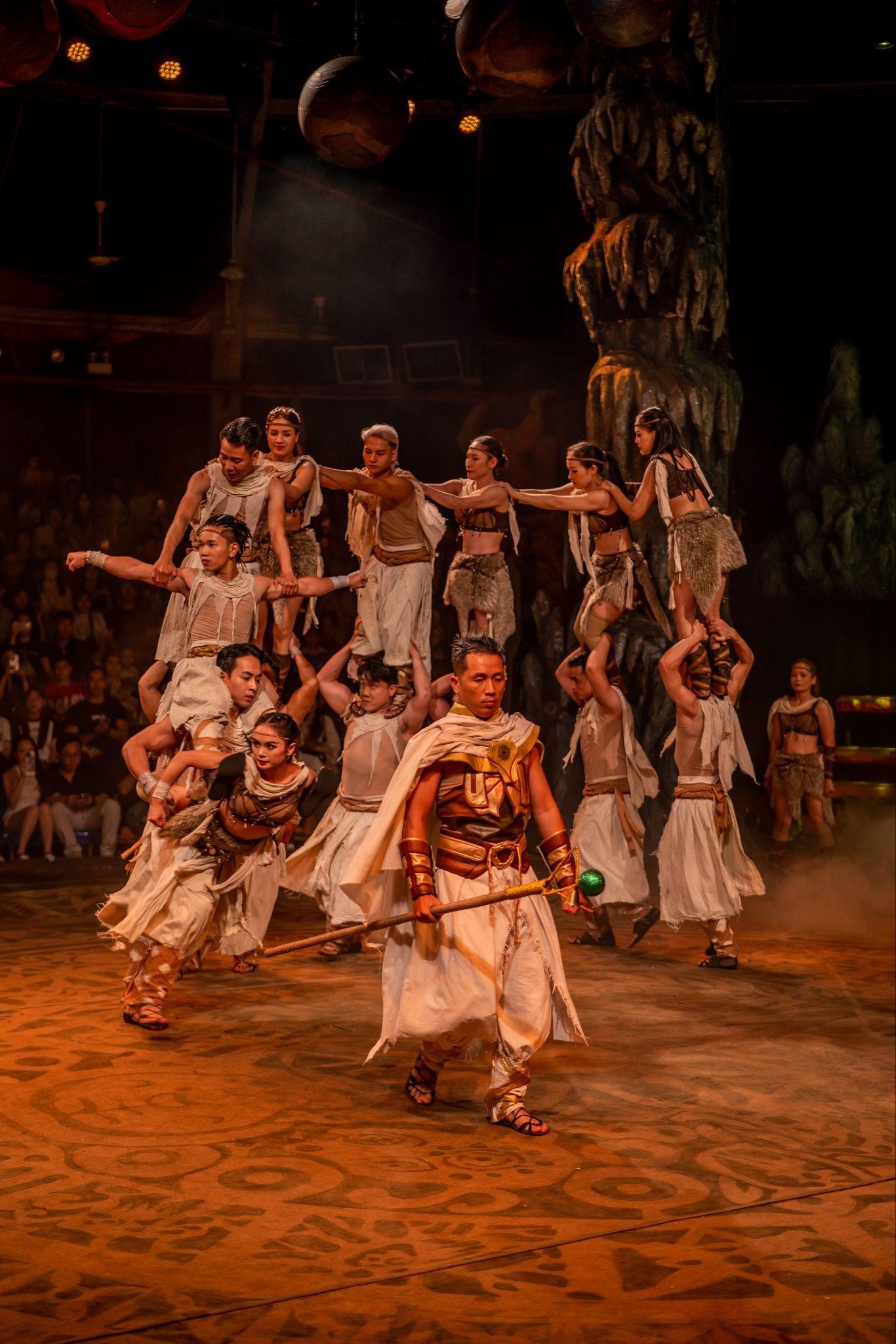 Xiếc Việt gây bão dịp lễ: Săn vé khó hơn concert, sân khấu xứng đáng 100 điểm còn diễn viên thì đẹp miễn chê- Ảnh 6.