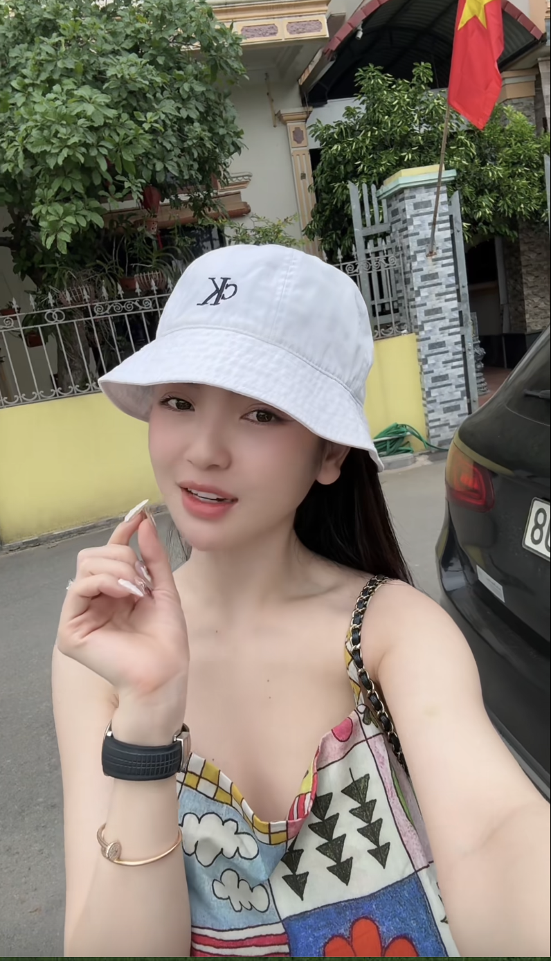 Hậu drama, Chu Thanh Huyền ngồi xế hộp bạc tỷ rời quê Quang Hải, lọt 