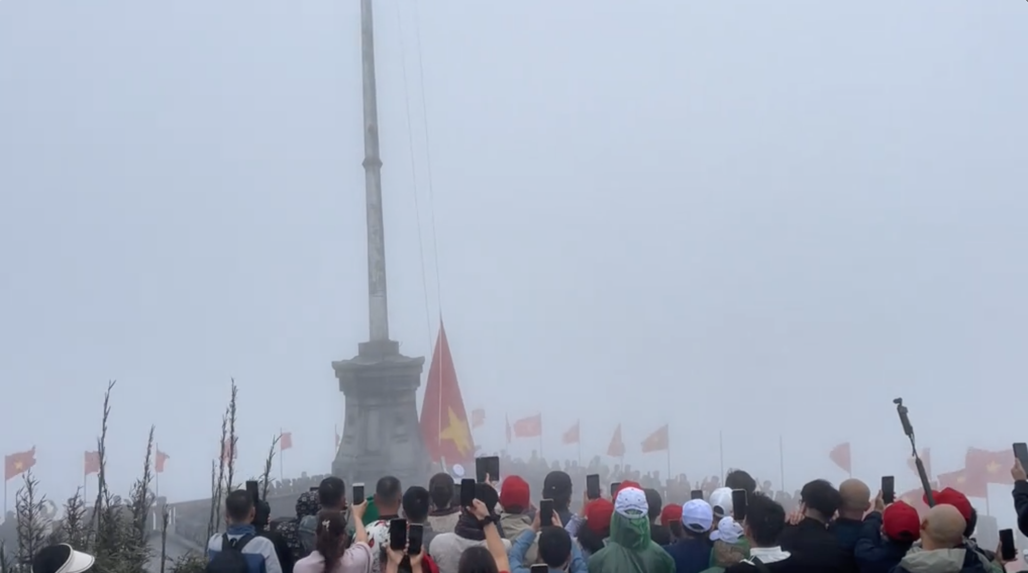 Sắp kết thúc kỳ nghỉ lễ, nhiều điểm du lịch dần thưa khách hơn nhưng riêng 2 nơi này vẫn đông nghịt- Ảnh 11.