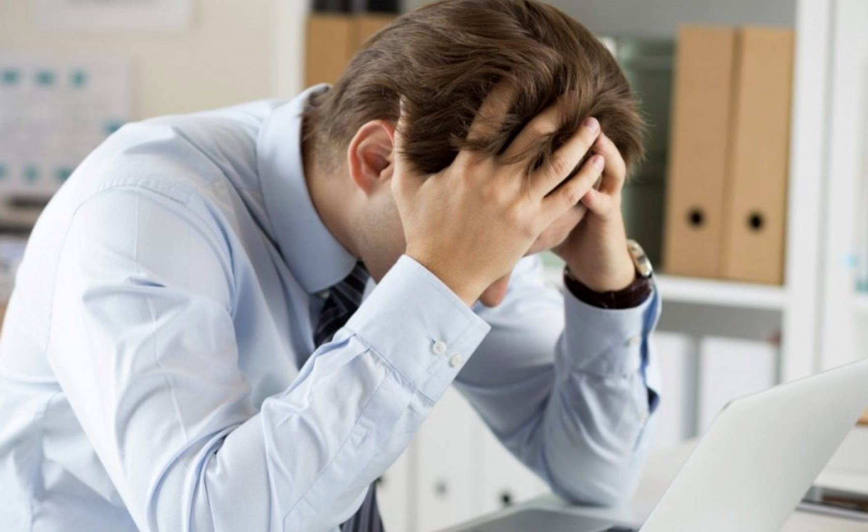 Banker làm việc 20 tiếng/ngày vẫn bị sa thải- Ảnh 1.