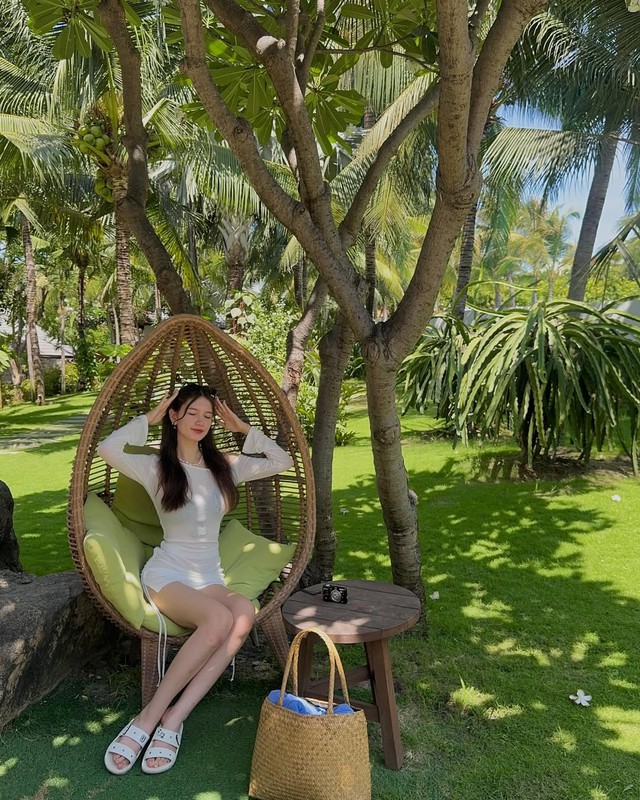 Em gái Văn Lâm 18 tuổi cao gần 1m80 diện bikini đi biển, vóc dáng nuột nà, đôi chân dài mới chiếm 