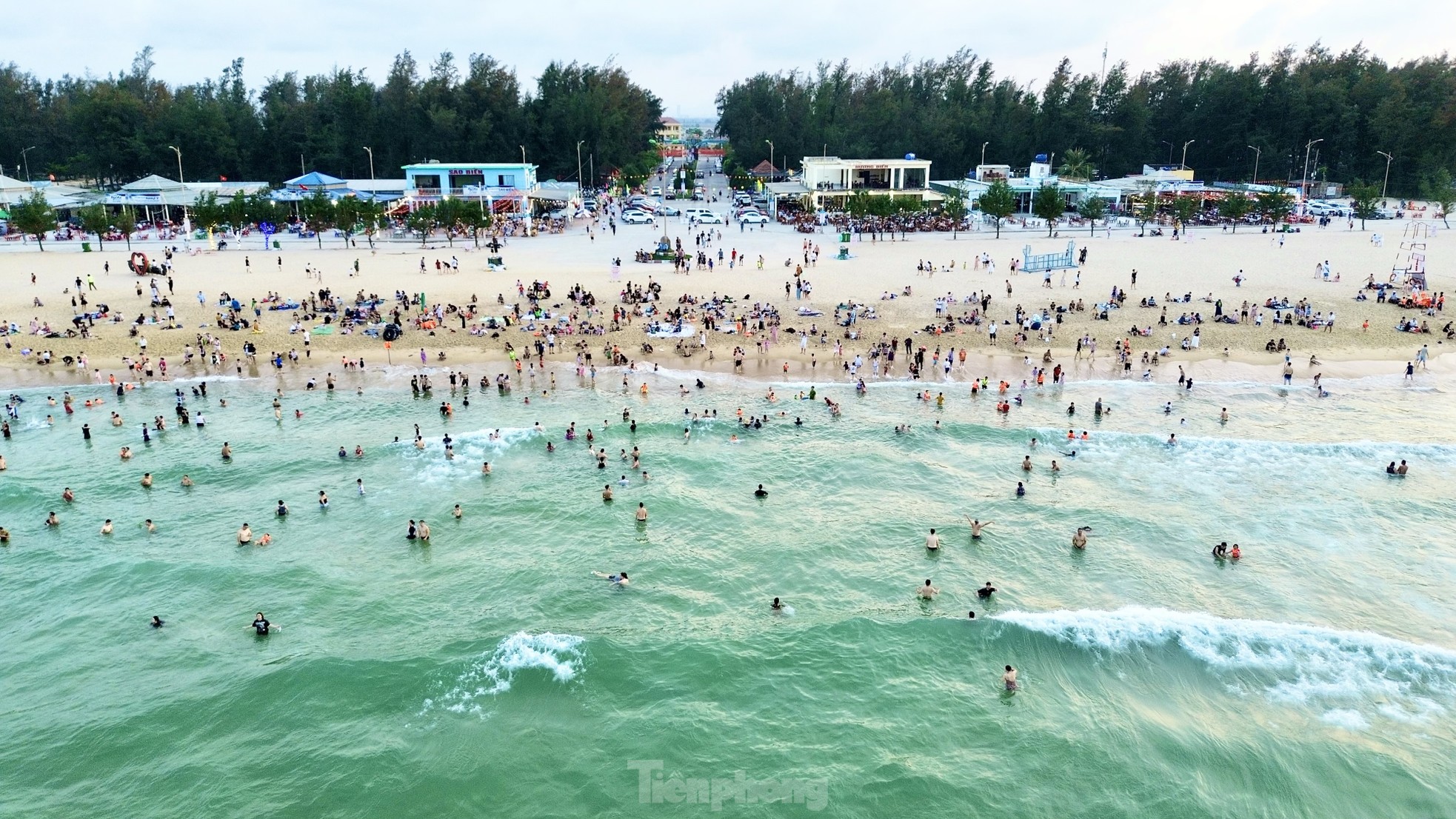 Bãi biển bị bão phá tan hoang nay đẹp không tưởng, đông nghịt du khách- Ảnh 1.
