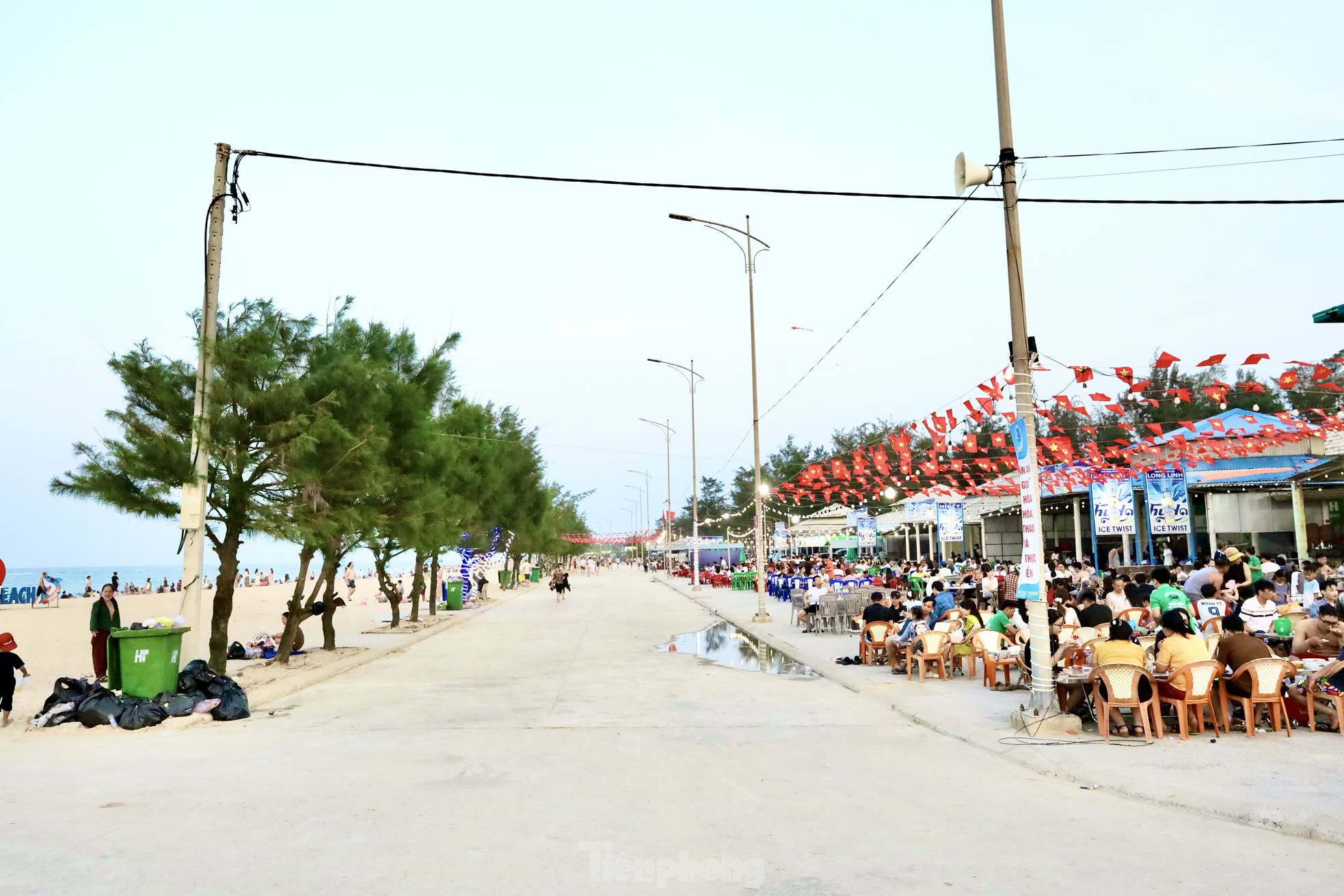 Bãi biển bị bão phá tan hoang nay đẹp không tưởng, đông nghịt du khách- Ảnh 5.