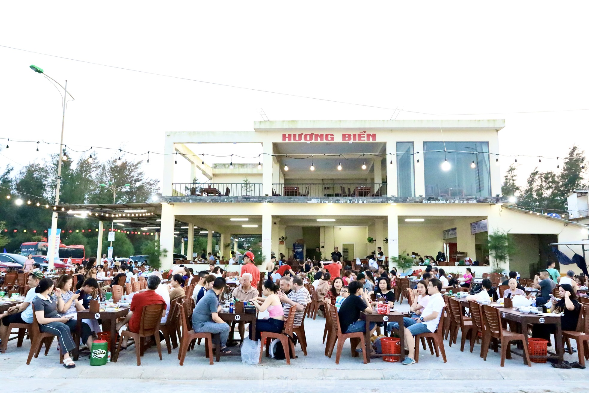 Bãi biển bị bão phá tan hoang nay đẹp không tưởng, đông nghịt du khách- Ảnh 6.