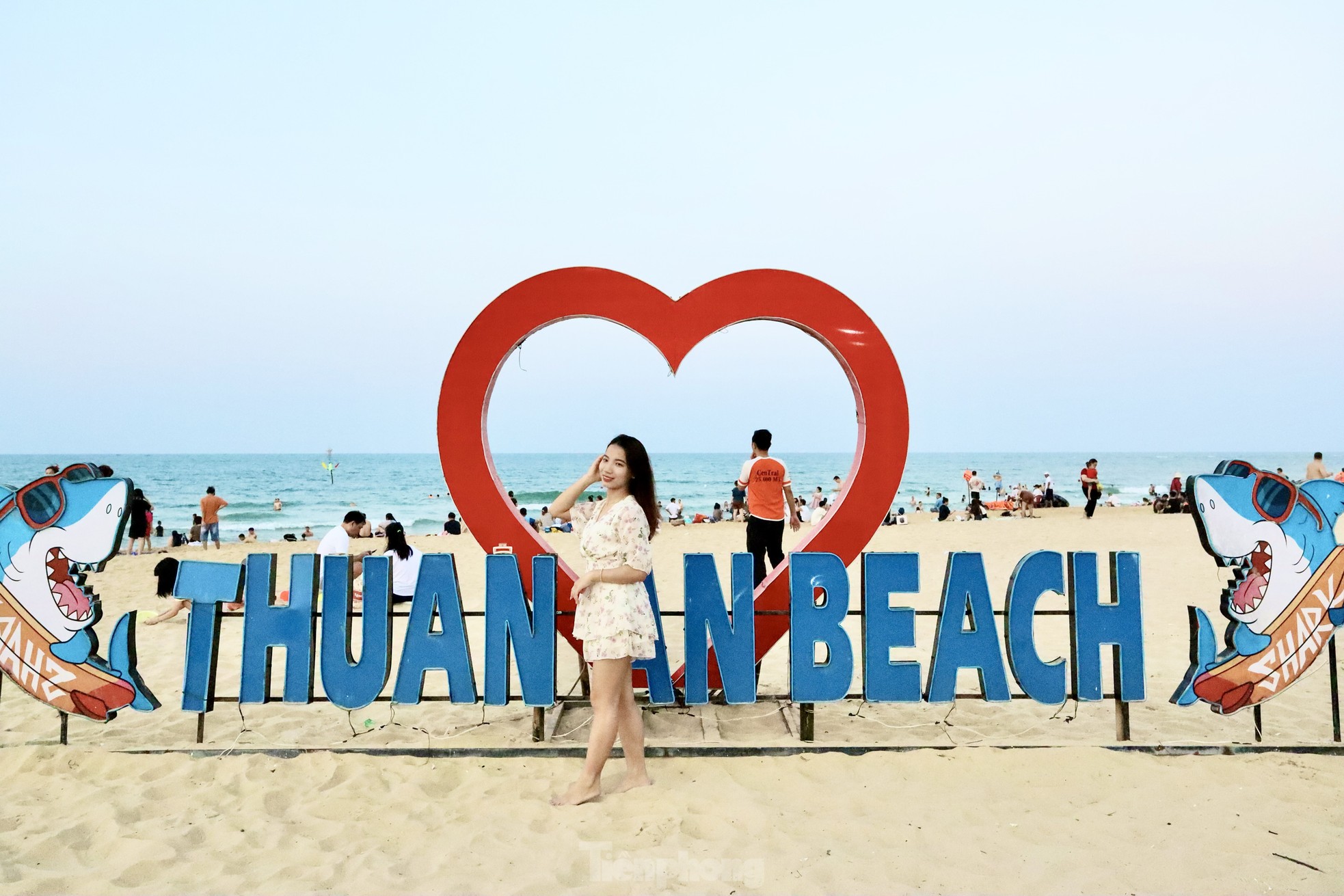 Bãi biển bị bão phá tan hoang nay đẹp không tưởng, đông nghịt du khách- Ảnh 8.