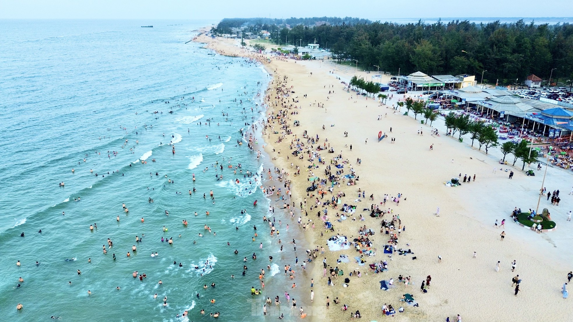 Bãi biển bị bão phá tan hoang nay đẹp không tưởng, đông nghịt du khách- Ảnh 12.