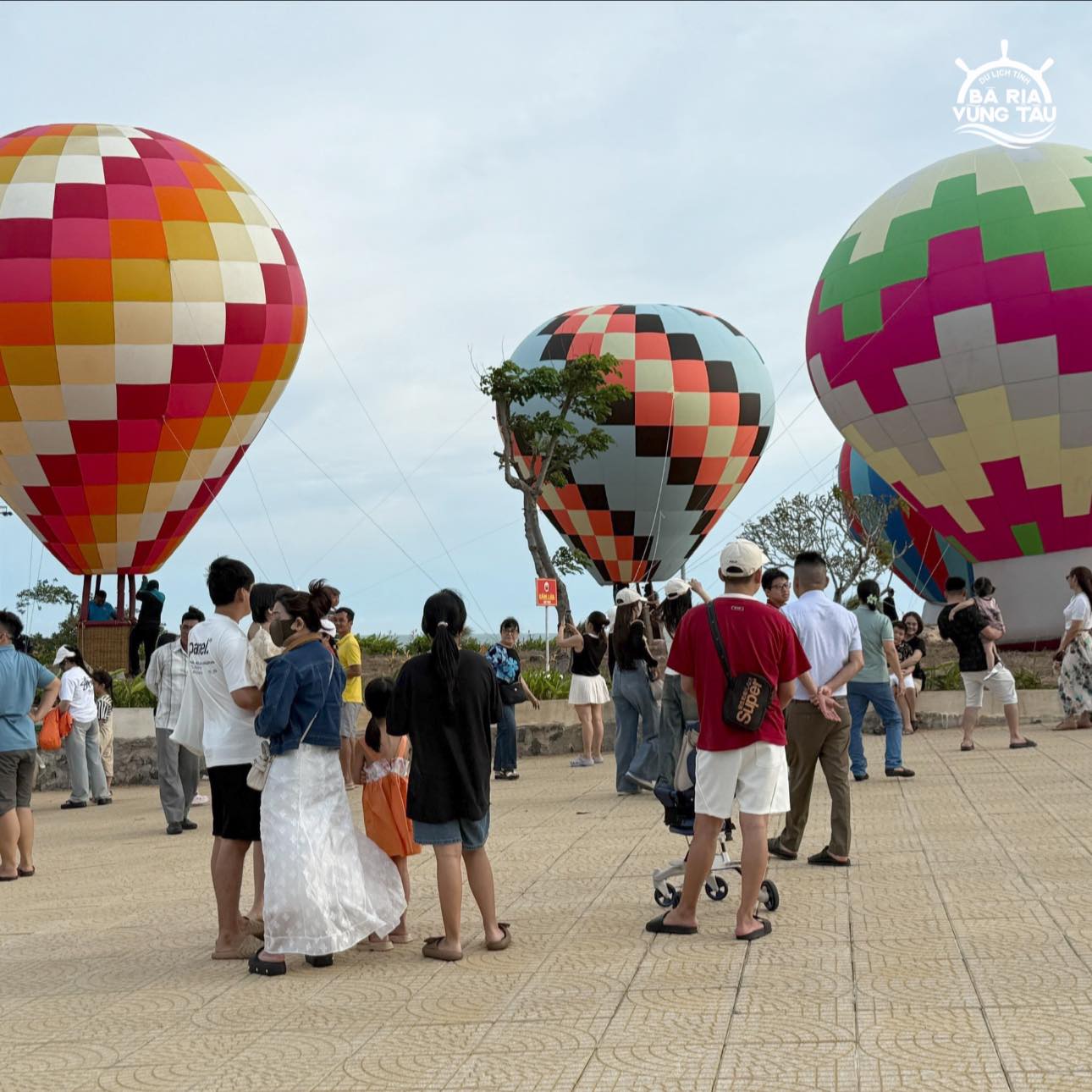 Sắp kết thúc kỳ nghỉ lễ, nhiều điểm du lịch dần thưa khách hơn nhưng riêng 2 nơi này vẫn đông nghịt- Ảnh 3.