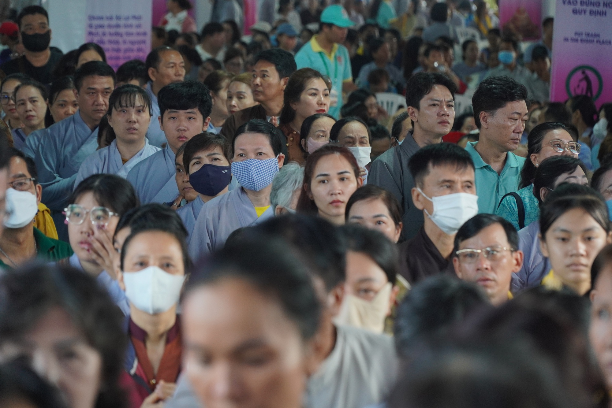 Hàng ngàn phật tử xếp hàng chờ chiêm bái Xá lợi Đức Phật ở Bình Chánh- Ảnh 8. Hàng ngàn phật tử xếp hàng chờ chiêm bái Xá lợi Đức Phật ở Bình Chánh- Ảnh 8.