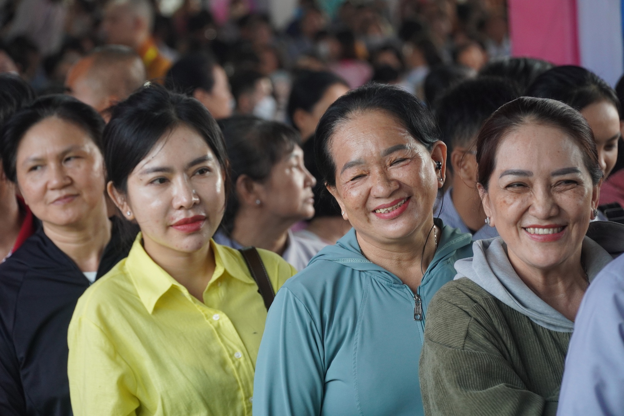 Hàng ngàn phật tử xếp hàng chờ chiêm bái Xá lợi Đức Phật ở Bình Chánh- Ảnh 11. Hàng ngàn phật tử xếp hàng chờ chiêm bái Xá lợi Đức Phật ở Bình Chánh- Ảnh 11.