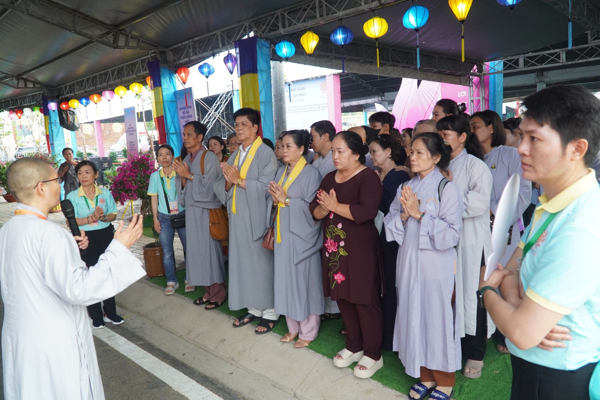 Hàng ngàn phật tử xếp hàng chờ chiêm bái Xá lợi Đức Phật ở Bình Chánh- Ảnh 7. Hàng ngàn phật tử xếp hàng chờ chiêm bái Xá lợi Đức Phật ở Bình Chánh- Ảnh 7.