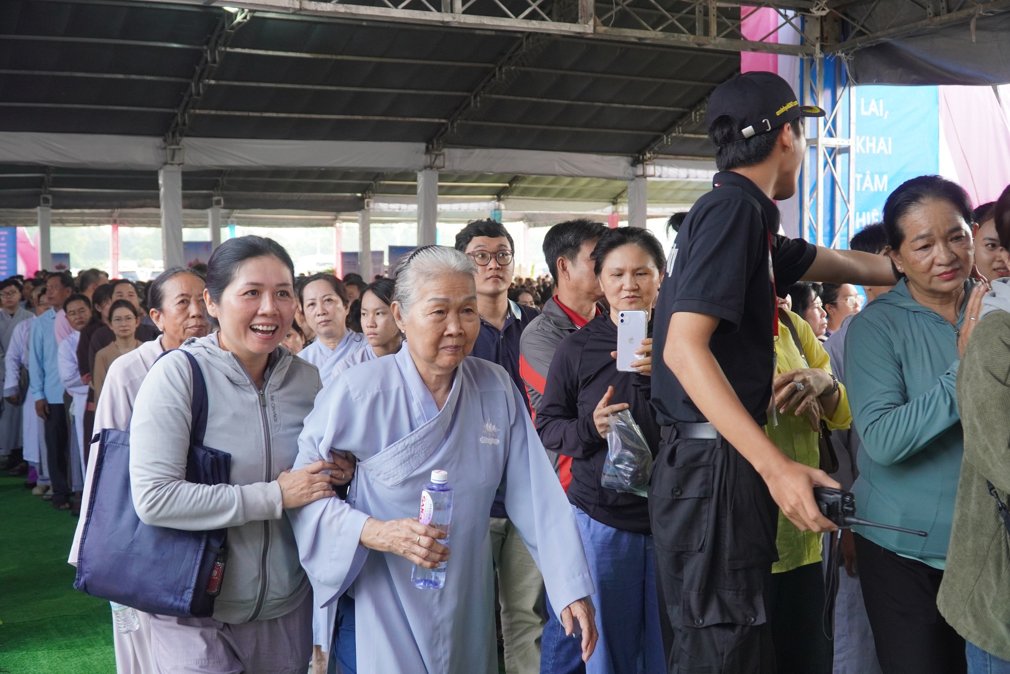 Hàng ngàn phật tử xếp hàng chờ chiêm bái Xá lợi Đức Phật ở Bình Chánh- Ảnh 6. Hàng ngàn phật tử xếp hàng chờ chiêm bái Xá lợi Đức Phật ở Bình Chánh- Ảnh 6.