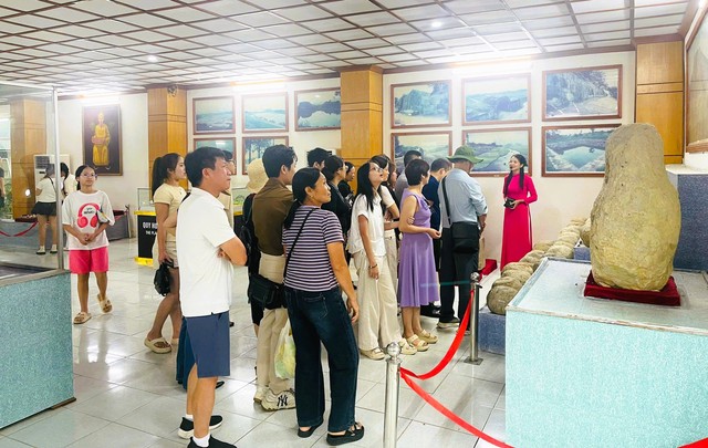 Choáng với lượng khách du lịch "cực khủng" đổ về Thanh Hóa dịp lễ 30-4 và 1-5- Ảnh 2.