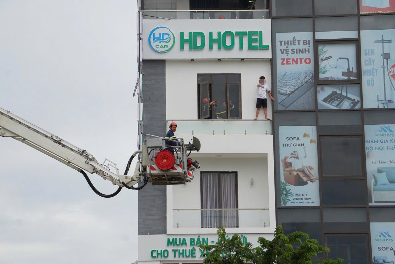 Hành động lạ của nam thanh niên trên lan can tầng 4 nhà nghỉ- Ảnh 1.