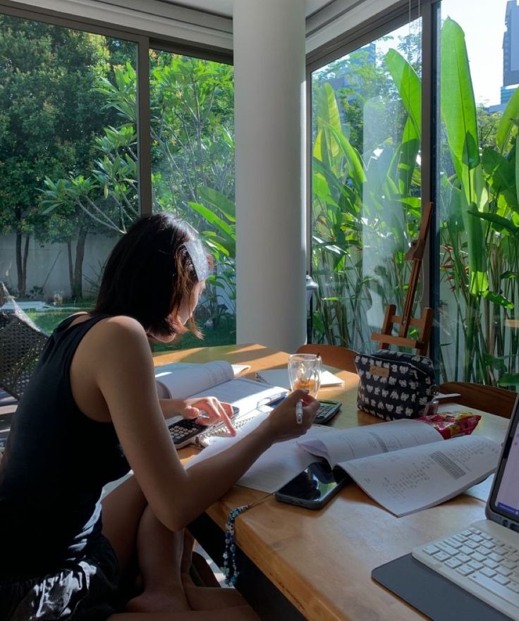 Cái gì cũng giả, chỉ có việc nhiều và lương thấp là thật- Ảnh 2.