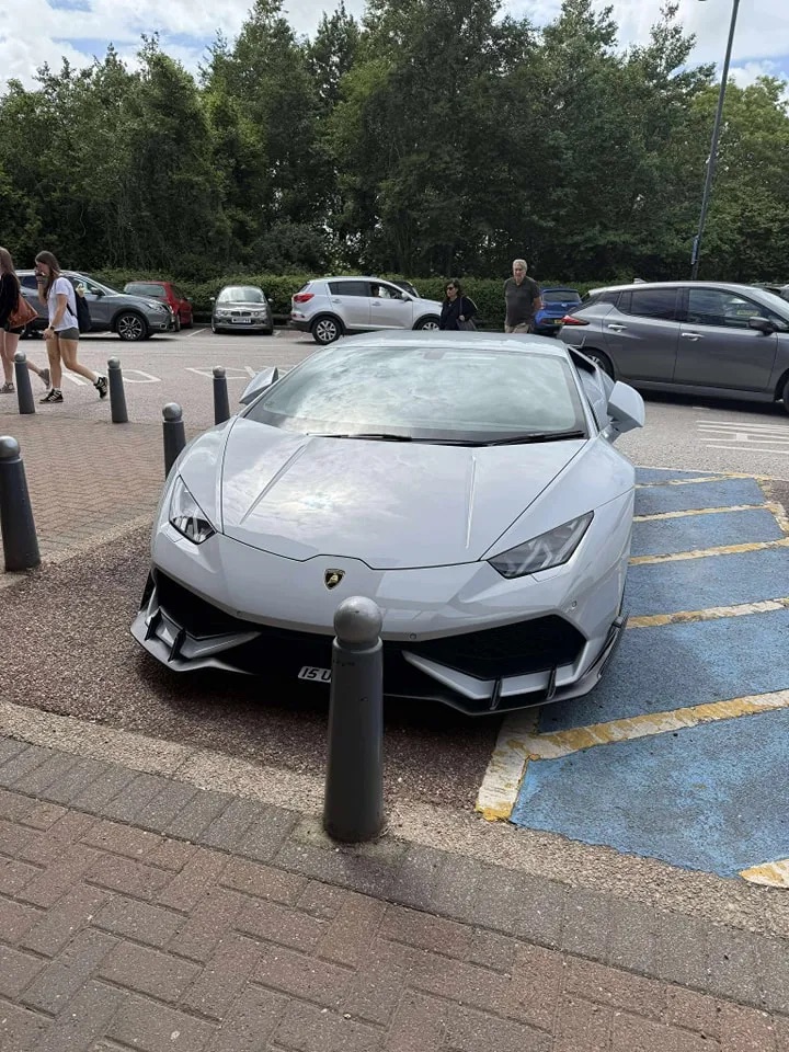 Bị chỉ trích vì đỗ xe ở chỗ cho người khuyết tật, tài xế Lamborghini làm một hành động khiến cả MXH 'quay xe' gấp- Ảnh 1.