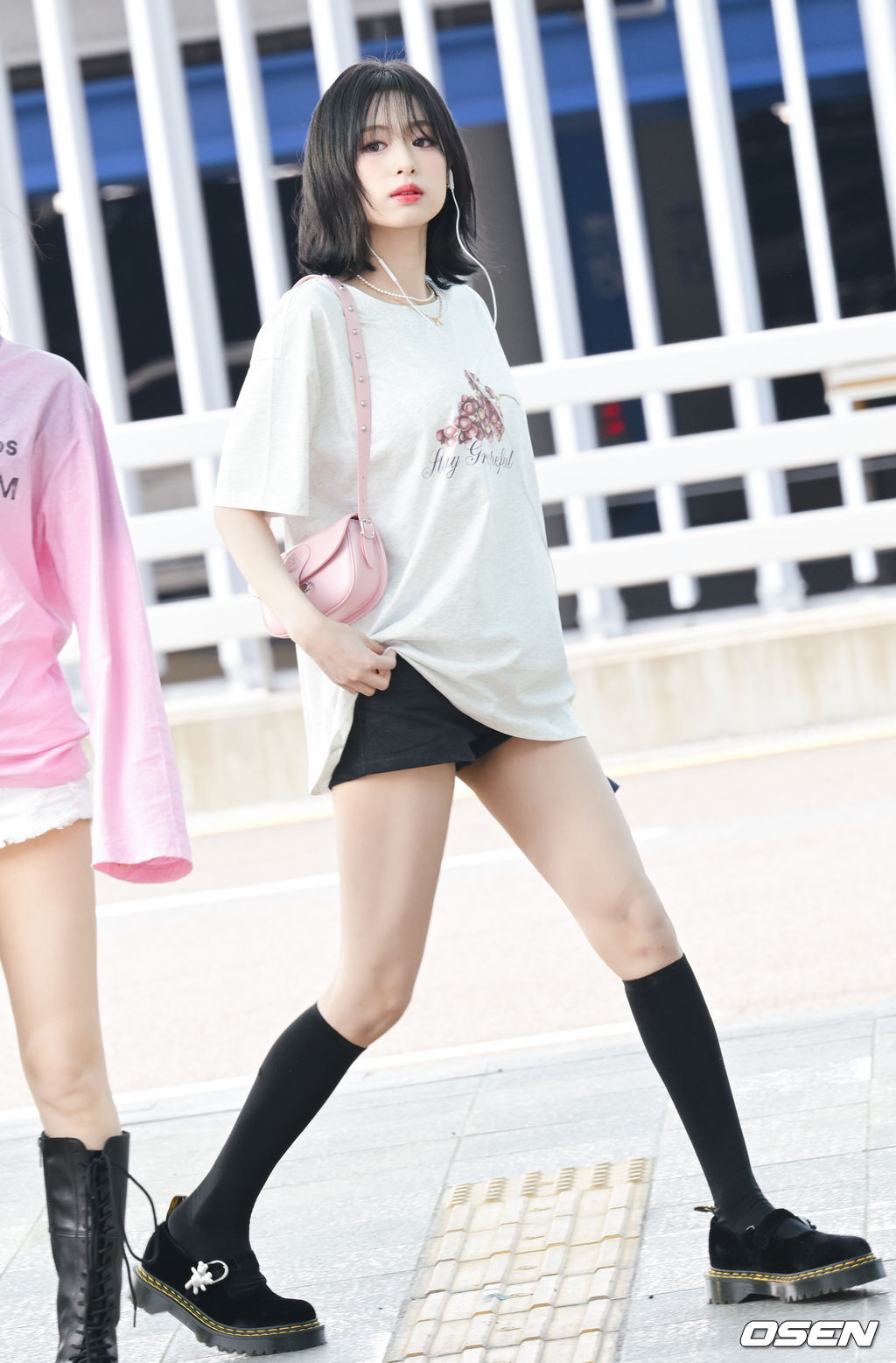 "Em gái BLACKPINK" xúng xính sang Việt Nam: Quân đoàn mỹ nhân đẹp nức nở, "tiểu Jennie" nổi nhất vì điều này- Ảnh 1.