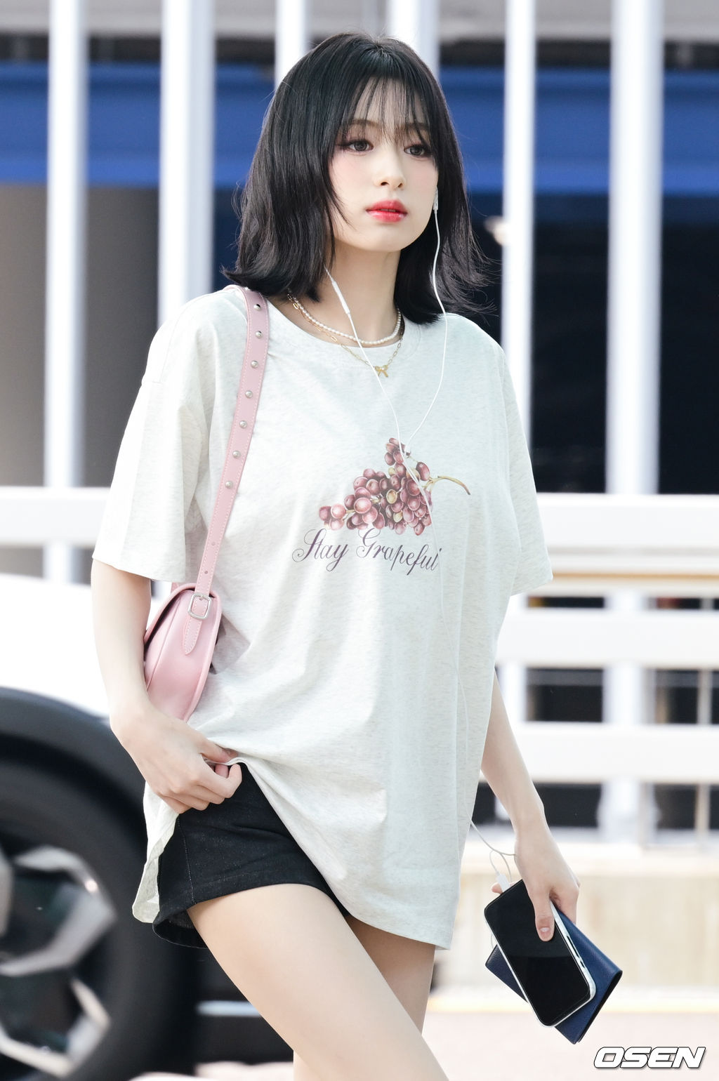 "Em gái BLACKPINK" xúng xính sang Việt Nam: Quân đoàn mỹ nhân đẹp nức nở, "tiểu Jennie" nổi nhất vì điều này- Ảnh 3.