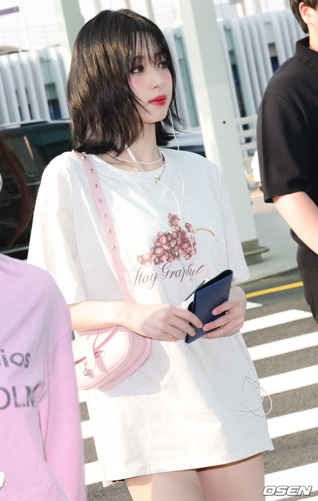 "Em gái BLACKPINK" xúng xính sang Việt Nam: Quân đoàn mỹ nhân đẹp nức nở, "tiểu Jennie" nổi nhất vì điều này- Ảnh 2.