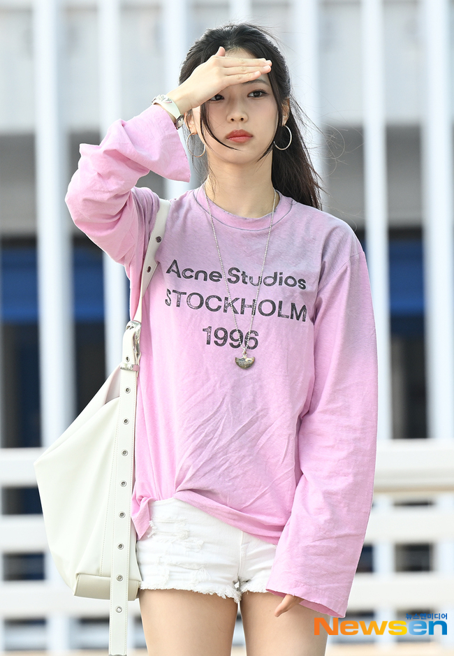 "Em gái BLACKPINK" xúng xính sang Việt Nam: Quân đoàn mỹ nhân đẹp nức nở, "tiểu Jennie" nổi nhất vì điều này- Ảnh 17.