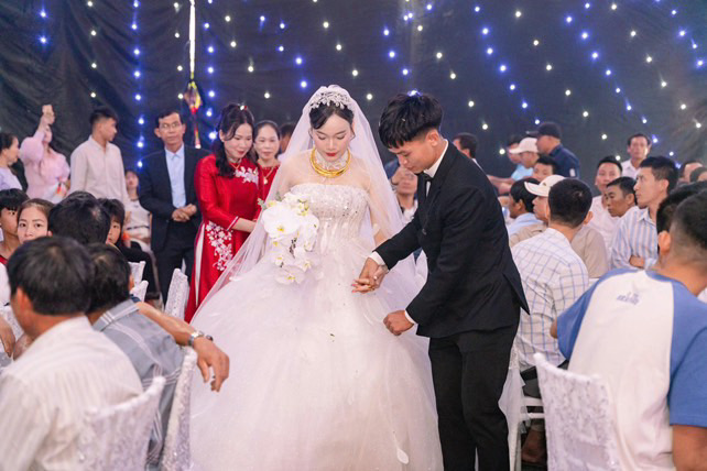 Ảnh nét căng đám cưới Hồ Văn Cường: Chú rể diện vest bảnh bao, cô dâu visual đỉnh chóp vàng đeo trĩu cổ nặng tay- Ảnh 5.