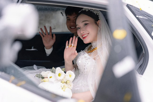 Ảnh nét căng đám cưới Hồ Văn Cường: Chú rể diện vest bảnh bao, cô dâu visual đỉnh chóp vàng đeo trĩu cổ nặng tay- Ảnh 7.