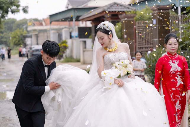 Ảnh nét căng đám cưới Hồ Văn Cường: Chú rể diện vest bảnh bao, cô dâu visual đỉnh chóp vàng đeo trĩu cổ nặng tay- Ảnh 4.