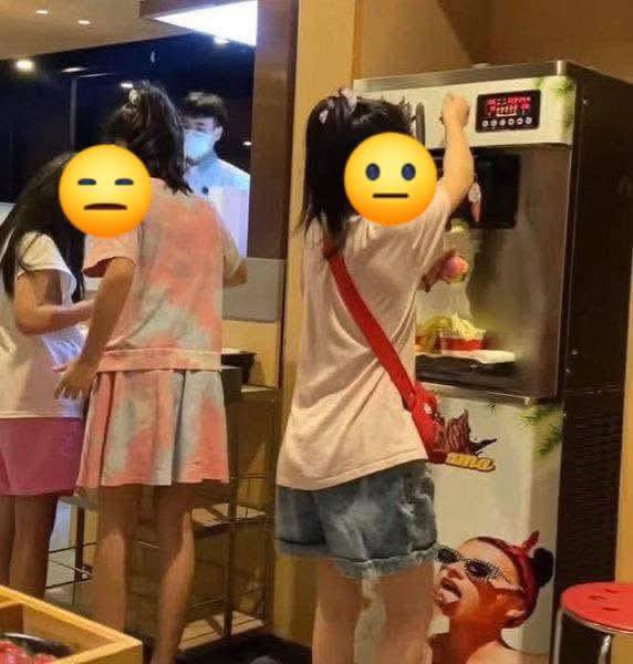3 đứa trẻ quậy tung máy làm kem ở nhà hàng buffet, lấy lắm rồi bỏ phí, netizen mắng: "Ra đường thì dạy con cho kỹ"- Ảnh 1.