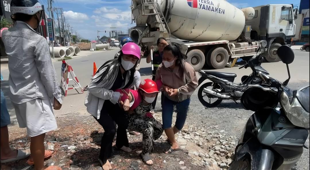 Người mẹ sinh năm 2000 bị xe bồn cán tử vong, bỏ lại 2 con song sinh: Hiện trường thương tâm ở Bình Dương- Ảnh 4.