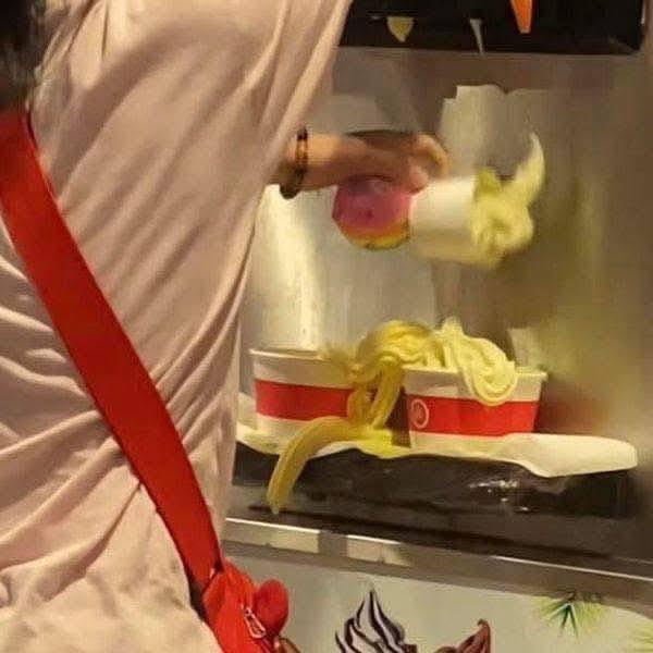3 đứa trẻ quậy tung máy làm kem ở nhà hàng buffet, lấy lắm rồi bỏ phí, netizen mắng: "Ra đường thì dạy con cho kỹ"- Ảnh 3.