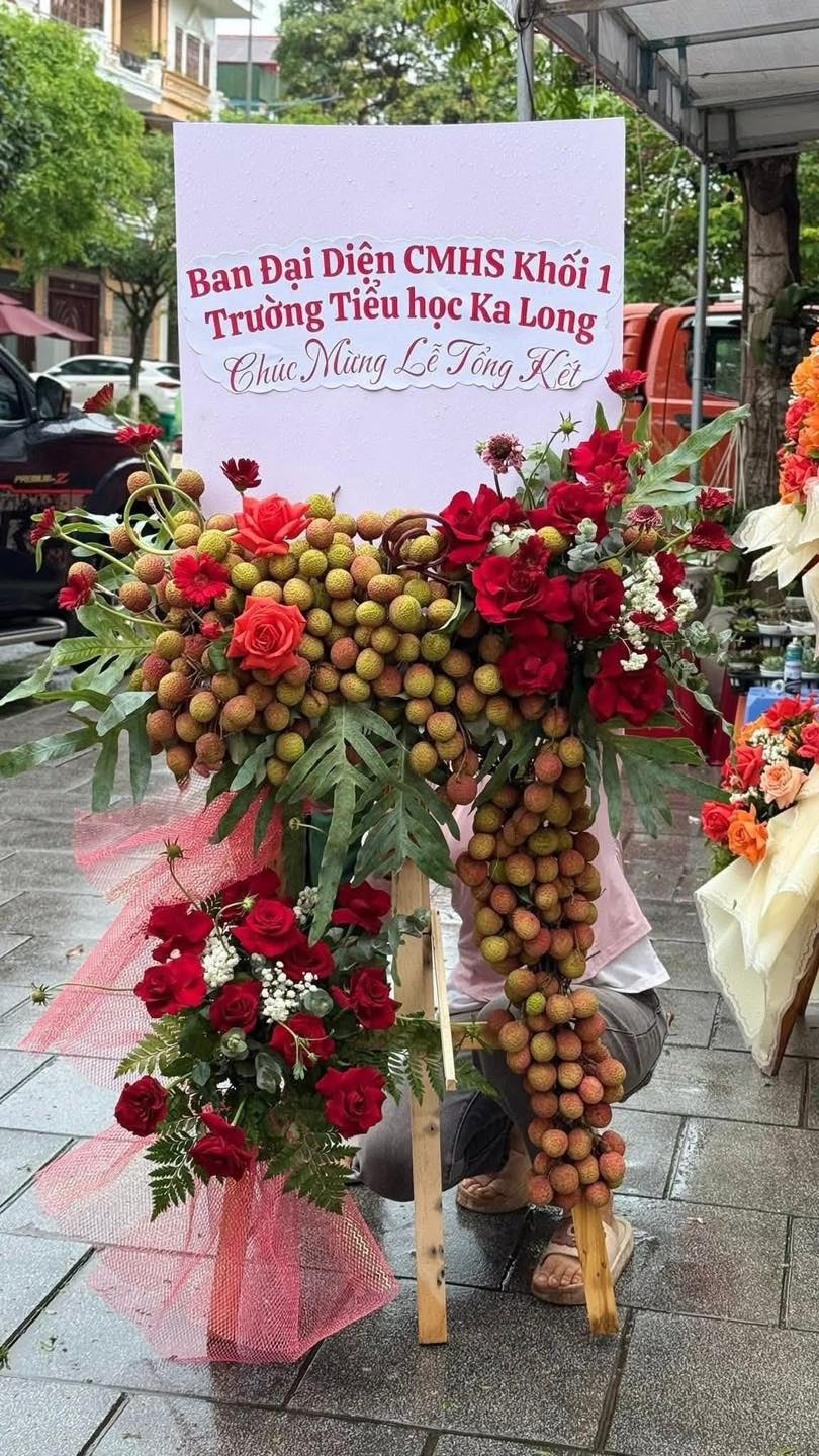 Độc lạ Quảng Ninh: Hội phụ huynh tặng lẵng hoa kèm quả mừng tổng kết năm học gây bão mạng- Ảnh 2.