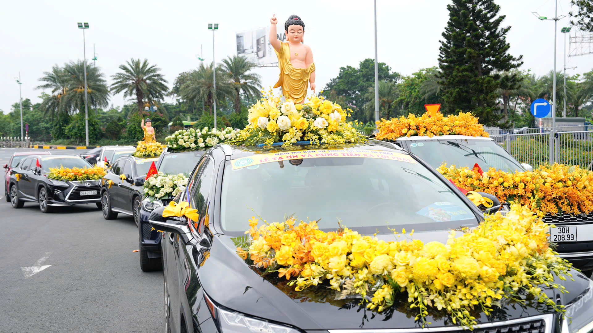 Cung tiễn xá lợi Đức Phật tại sân bay Nội Bài- Ảnh 1.